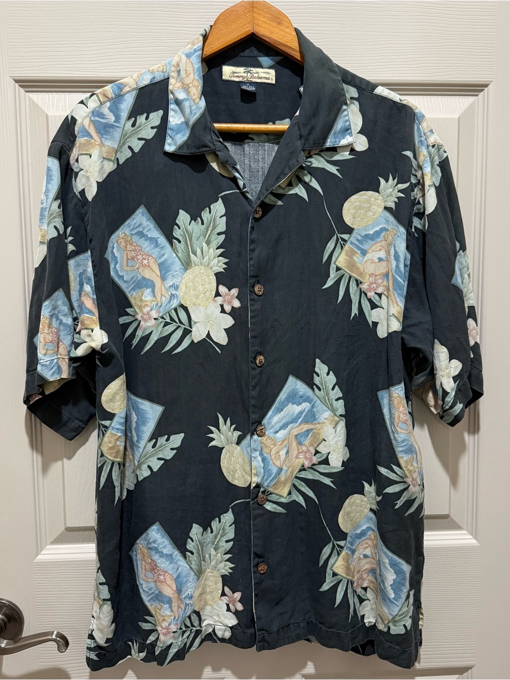 ⁠Tommy Bahama Shirt Mens M Black Vintage Silk Hawaiian Pin Up Girl Aloha Camp⁠